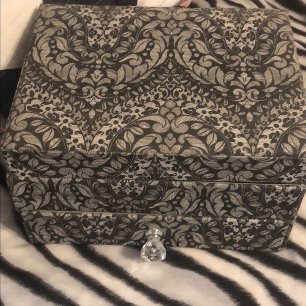 Jewelry box